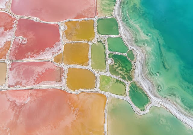 Salinas de colores como una paleta, fondo de pantalla iPhone Duo para la pantalla interior, sin texto