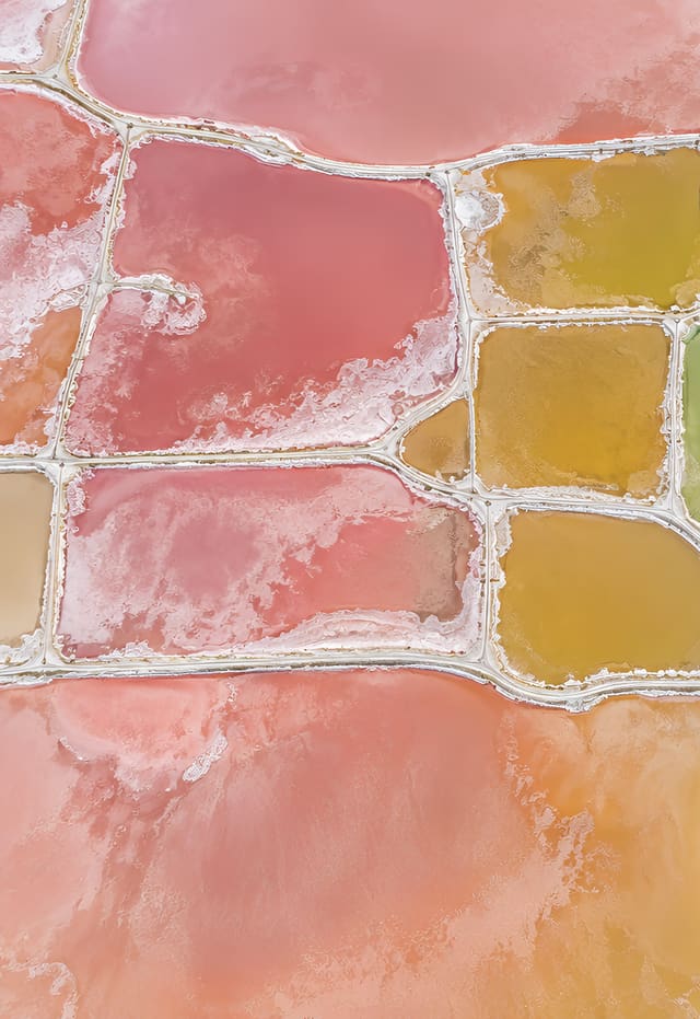 Salinas de colores como una paleta, fondo de pantalla iPhone Duo para la pantalla exterior, sin texto