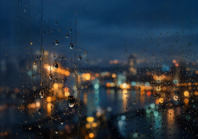 雨窗與城市光點，iPhone Duo 內螢幕桌布，圖上沒有文字