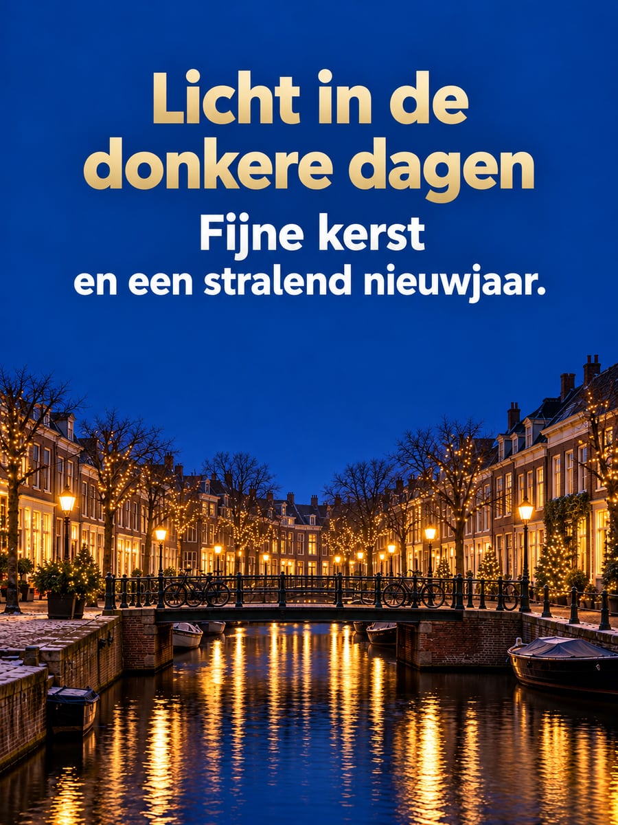 Kerstplaatje met de tekst ‘Licht in de donkere dagen’ en ‘Fijne kerst en een stralend nieuwjaar.’ – gracht bij avond, bomen met lichtjes, fietsen bij de brug