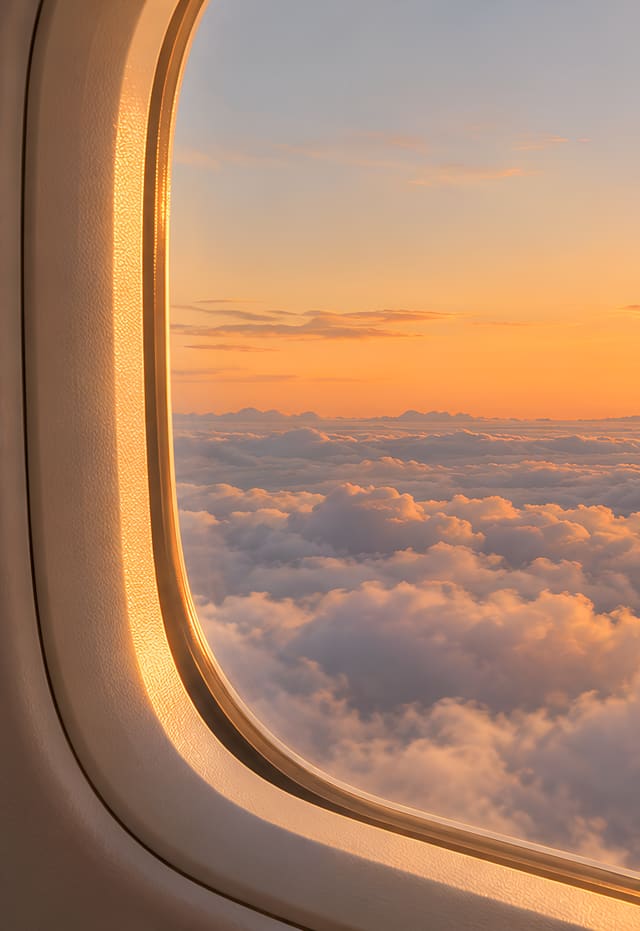 Jendela pesawat dan senja di atas awan, wallpaper iPhone Duo layar luar, tanpa teks