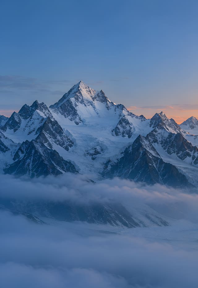 晨光染金的雪峰，iPhone Duo 外螢幕桌布，圖上沒有文字