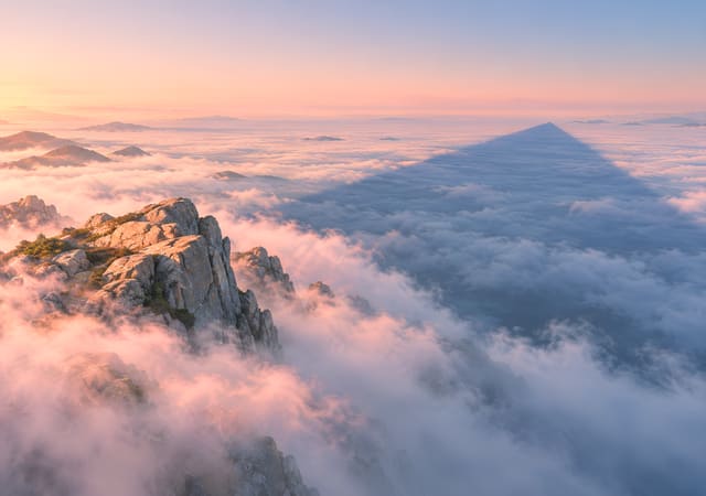 晨霧上的三角山影，iPhone Duo 內螢幕桌布，圖上沒有文字