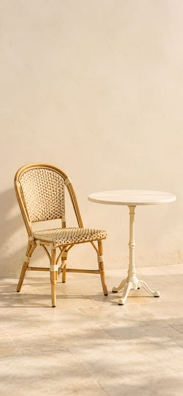 Chaise bistrot en rotin, fond d'écran de téléphone sans texte