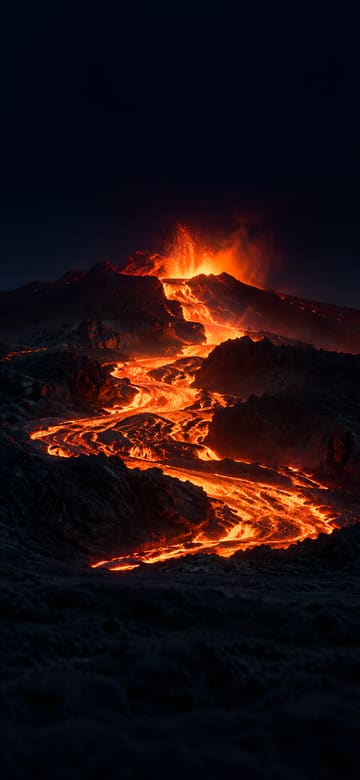Río de lava de noche, fondo de pantalla para teléfono, sin texto
