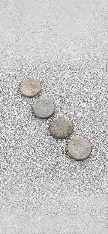 砂利の上の飛び石（スマホ壁紙、文字なし）