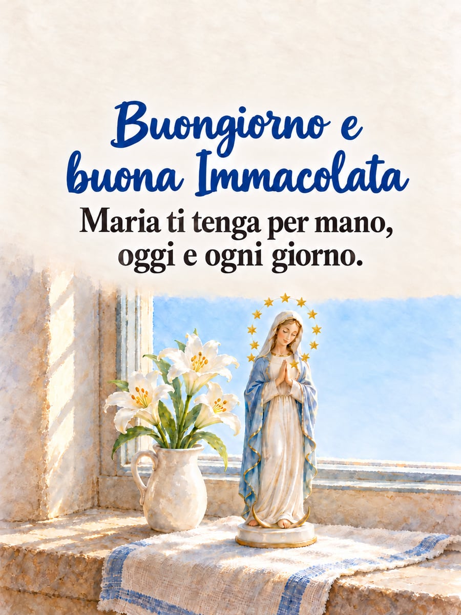 Immagine di Buona Immacolata con la scritta «Buongiorno e buona Immacolata» e «Maria ti tenga per mano, oggi e ogni giorno.» – statuina della Madonna sul davanzale, gigli bianchi, brocca bianca, mattina d’inverno
