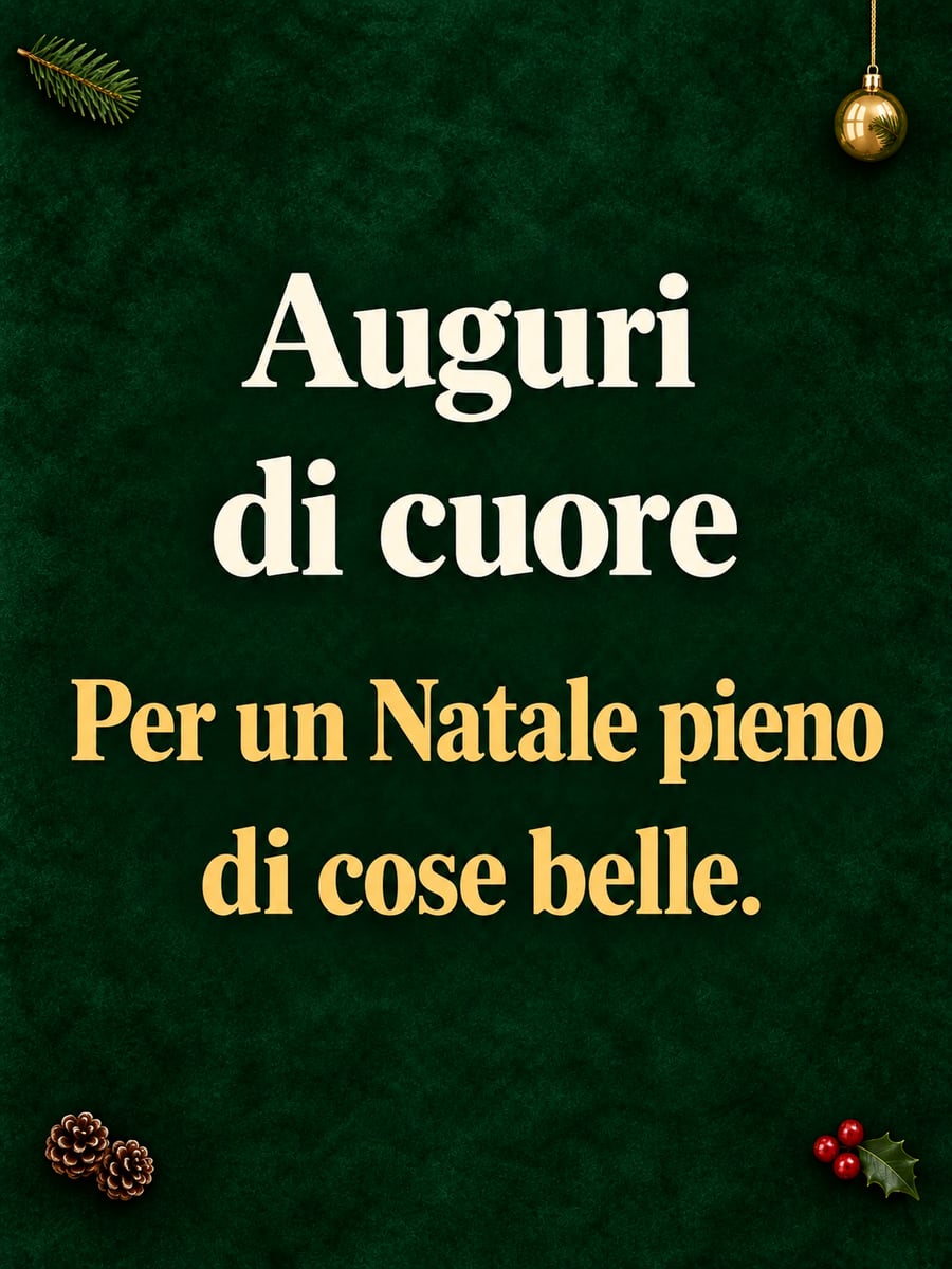 Immagine di Natale con la scritta «Auguri di cuore» e «Per un Natale pieno di cose belle.» – velluto verde, pallina dorata, pigne