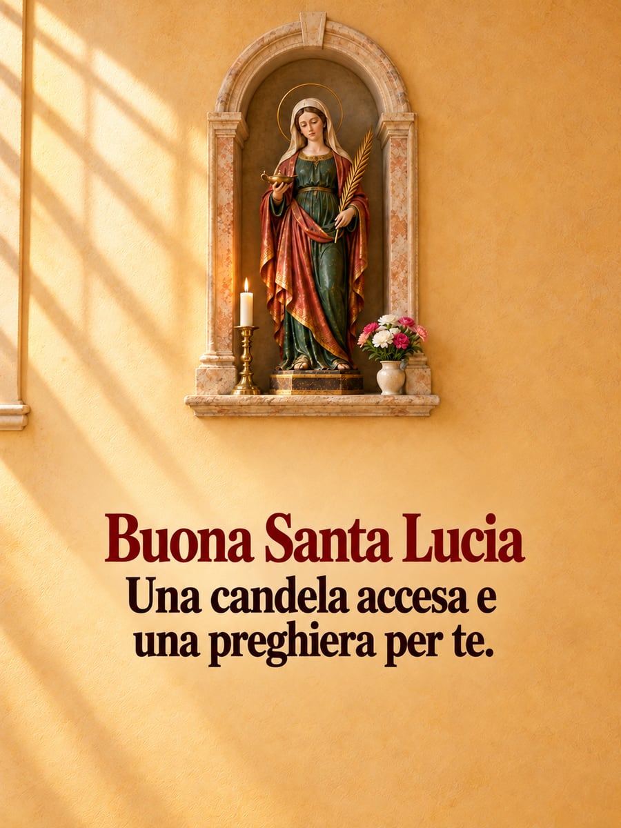 Immagine di Santa Lucia con la scritta «Buona Santa Lucia» e «Una candela accesa e una preghiera per te.» – statua della santa in una nicchia, candela accesa, vasetto di fiori