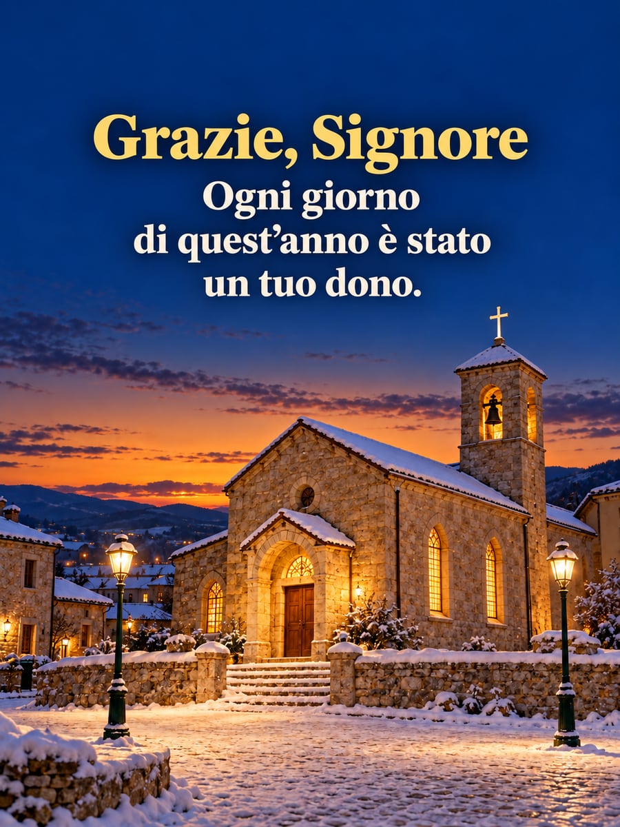 Immagine della Vigilia di Capodanno con la scritta «Grazie, Signore» e «Ogni giorno di quest’anno è stato un tuo dono.» – chiesa di pietra con le finestre illuminate, piazza del paese con la neve, cielo della sera