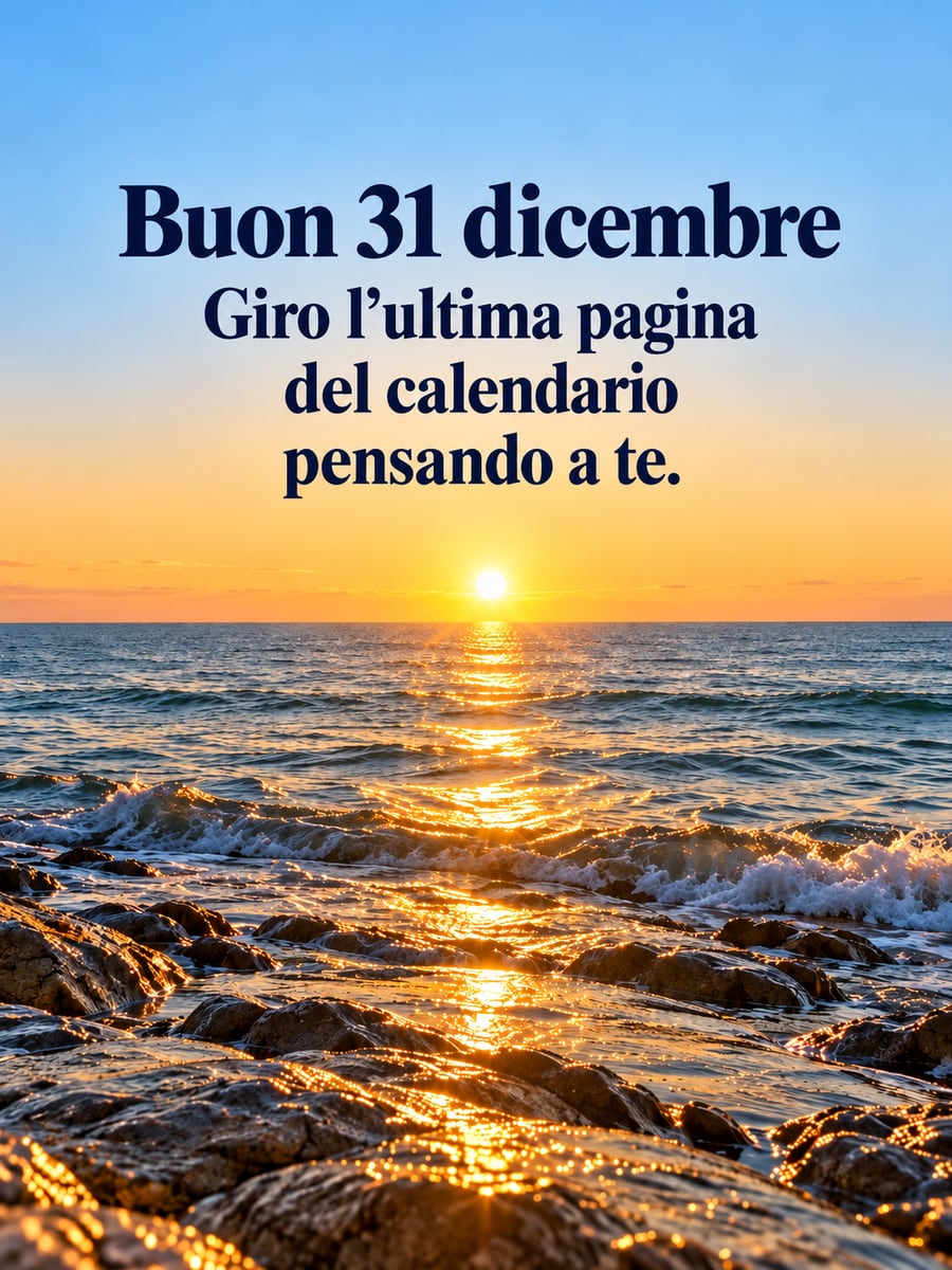 Immagine della Vigilia di Capodanno con la scritta «Buon 31 dicembre» e «Giro l’ultima pagina del calendario pensando a te.» – mare d’inverno all’alba, scia di luce dorata sulle onde, scogli