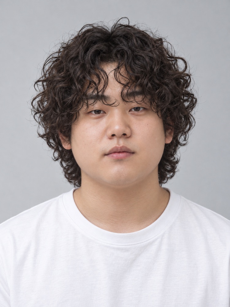 圓臉・24 歲剪嬉皮燙・男