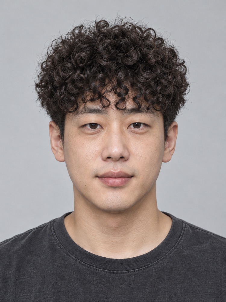 鵝蛋臉・32 歲剪男生羊毛捲