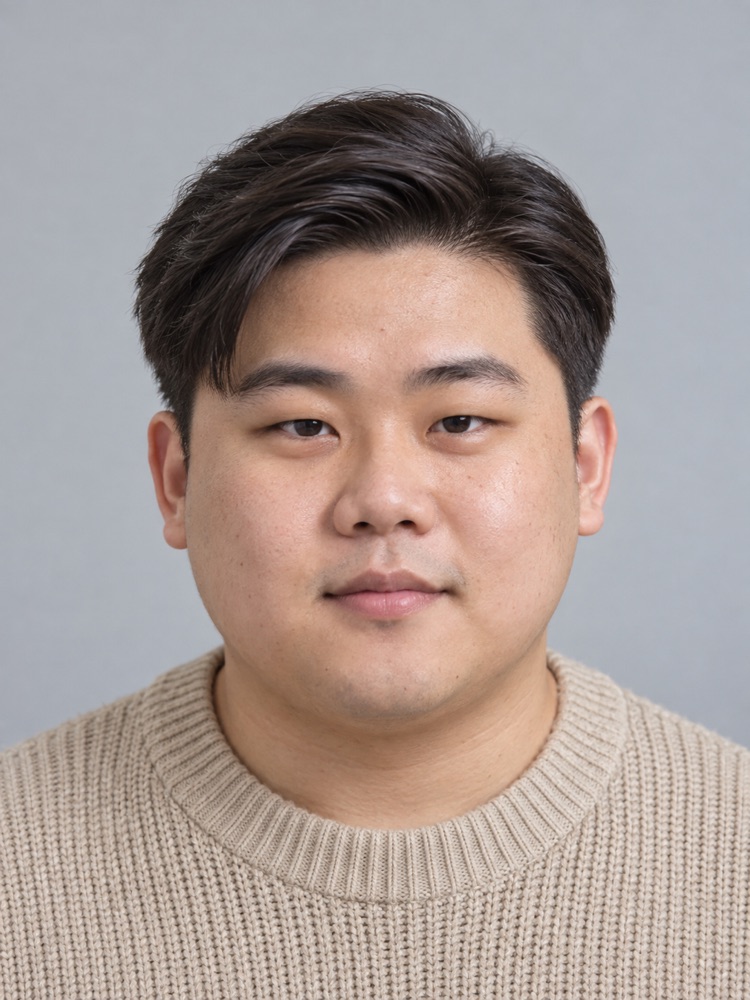 圓臉・23 歲剪老錢風・男