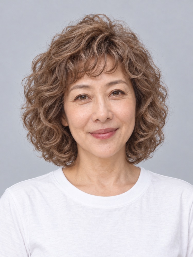 鵝蛋臉・52 歲剪羊毛捲